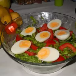Зелена салата с яйца и домати