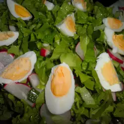 Зелена салата с киселец и яйца