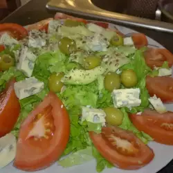 Зелена салата със синьо сирене, авокадо и маслини