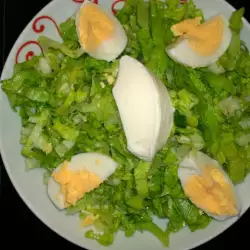 Зелена салата с кисело мляко и яйце