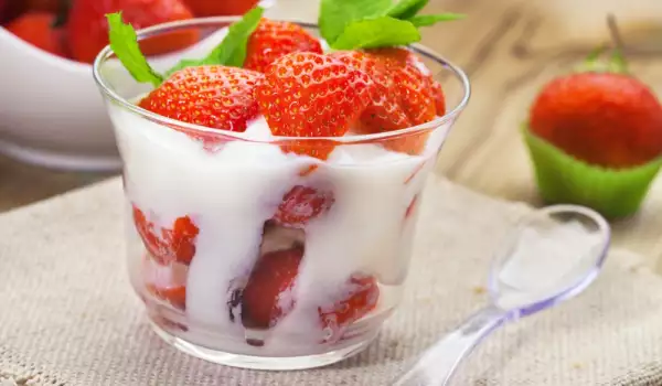 Здравословен десерт с извара и ягоди