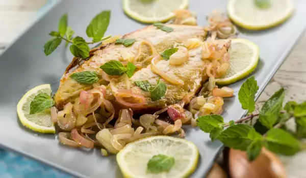 Риба на тиган със салата от резене и маслини