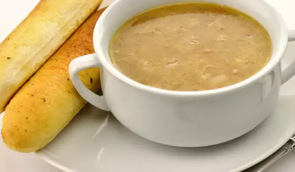 Лучена супа със свинско и хлебчета