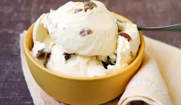 Ромов сладолед със стафиди