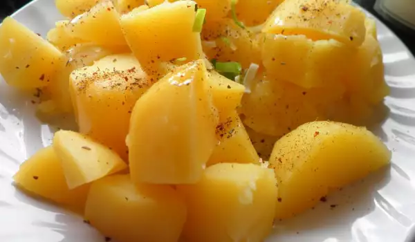 Картофена салата от червени картофи