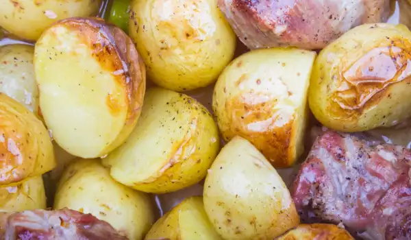 Печени картофи с наденица