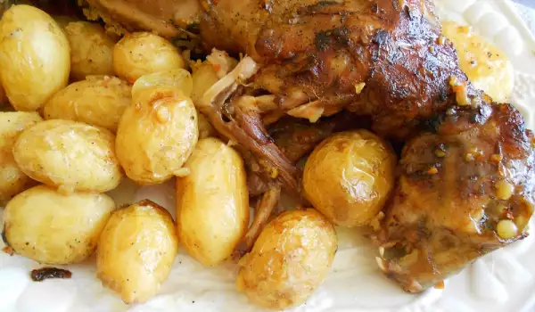 Пълнен заек с кисело зеле и картофи