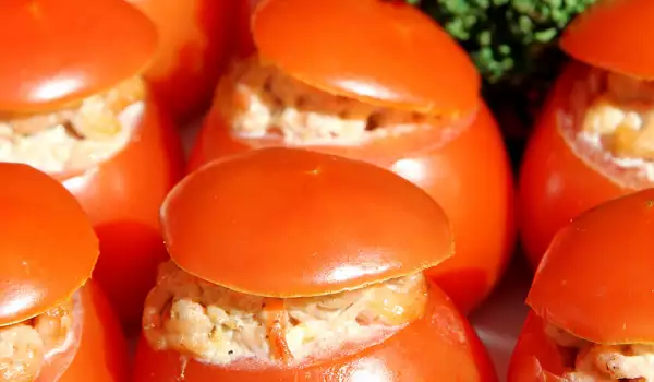 Пълнени домати с яйца и шунка