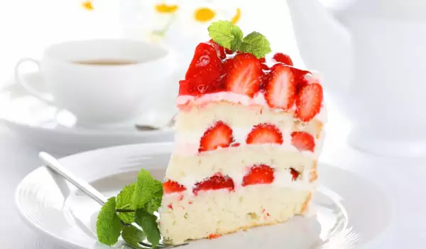 Маслена торта с ягоди