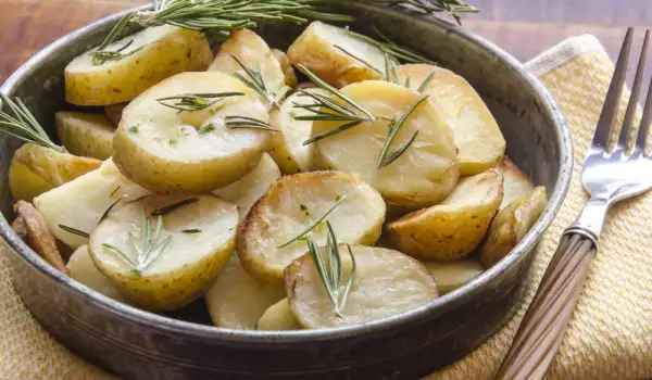 Запечени картофи с лук, чесън и мащерка