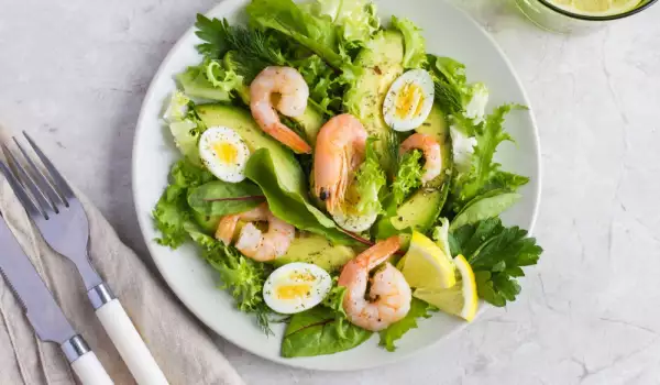 Френска салата със скариди и пъдпъдъчи яйца