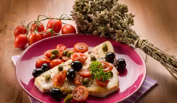 Бяла риба с маслини и домати