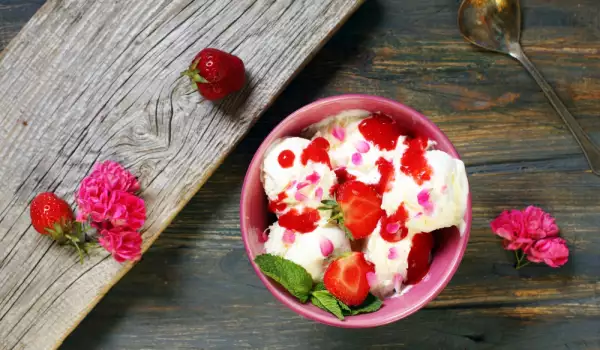 Любовен сладолед с розови листенца