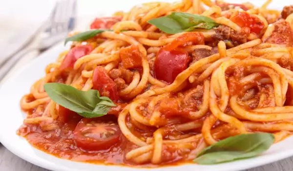 Тънки спагети с доматен сос