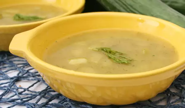 Телешка супа с кисели краставички