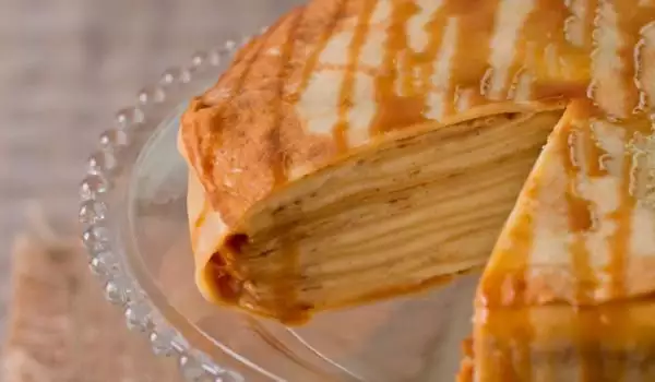 Палачинкова торта със сушени кайсии