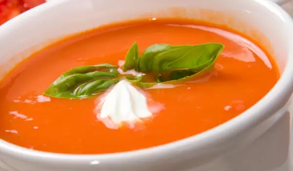 Пъстра доматена супа