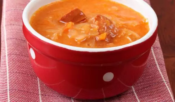 Картофена супа със зеле и колбас
