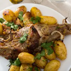 Празнично агнешко бутче с пресни картофи