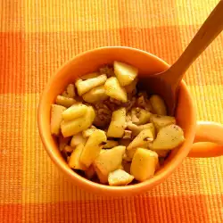 Енергизираща закуска с ябълки, мед, орехи и канела
