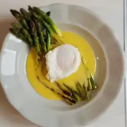 Аспержи със сос Холандез и поширано яйце