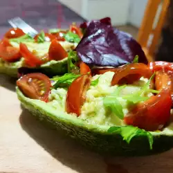 Специална салата с авокадо и чери домати
