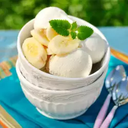 Десерт с банани и сладолед