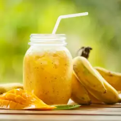 Бананово смути с манго