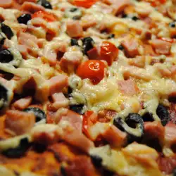 Пица с шунка и доматено пюре