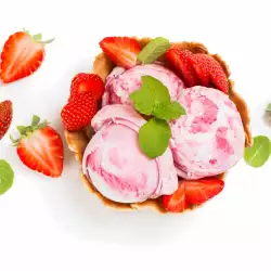 Кошнички със сладолед и ягоди