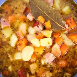 Зеленчукова супа с боб и бекон