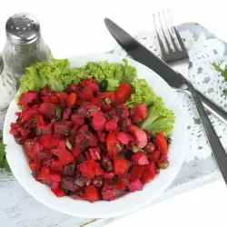 Зеленчукова салата с червено цвекло