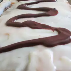 Бисквитена торта с два вида крем