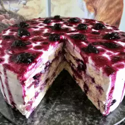 Бисквитена торта със сушени боровинки