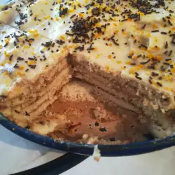 Бисквитена торта с пухкав домашен крем