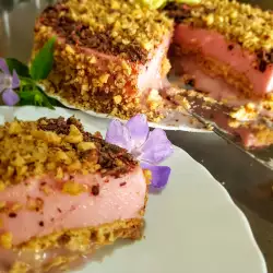 Бисквитена торта с ягодов и вишнев сироп