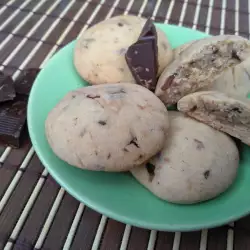 Маслени бисквити с парченца шоколад