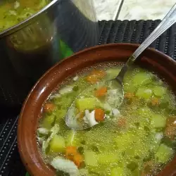Бистра пилешка супа с фиде