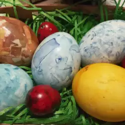 Боядисани яйца с червено зеле