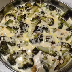 Запеканка с броколи и синьо сирене в сметанов сос