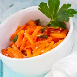 Топла салата с моркови