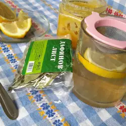 Чай от дафинов лист и мед при упорита кашлица