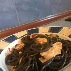 Черни спагети със скариди, рулца от раци и миди