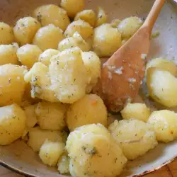 Гарнитура от чеснови картофи