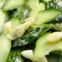 Сладко–кисела салата от краставици