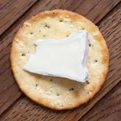 Крекери с мак и синьо сирене