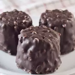 Шоколадови бонбони с пудра захар
