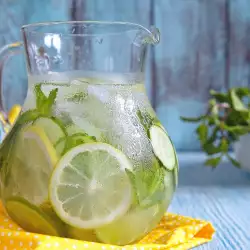 Освежаващ коктейл с краставици и лимон