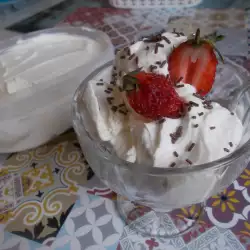 Домашен ванилов сладолед с кондензирано мляко