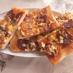 Домашна пица със сирене и салам